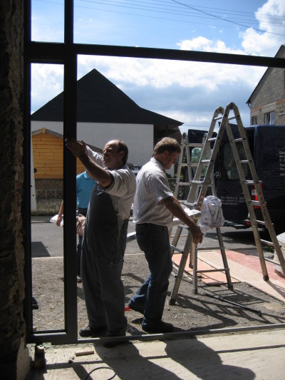 Die Arbeiter der Fa. Peters beim Einbau des Tores. Die Arbeiter der Fa. Peters beim Einbau des Tores.