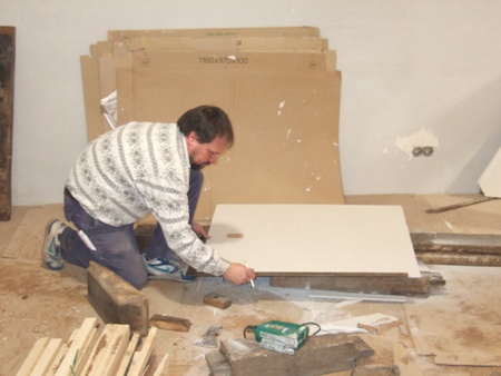 Bernhard Lex beim Zuschneuden der Gipskartonplatten Bernhard Lex beim Zuschneiden einer Gipskartonplatte