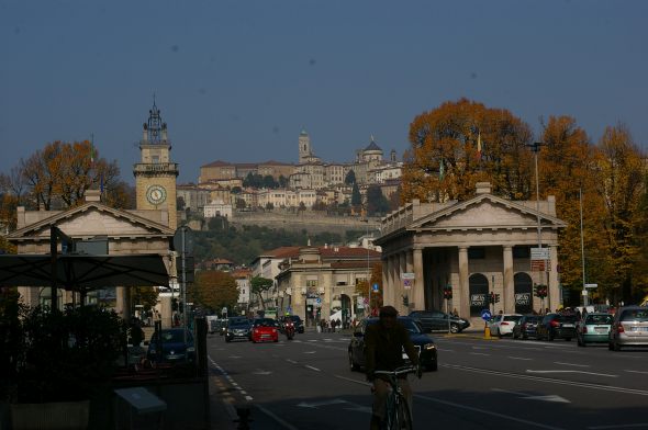 Citta Alta von der Plaza Nouva aus gesehen, Bergamo (Foto: I. Feise)