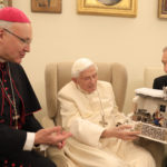 Papst em. Benedikt XVI. mit seiner Klüsserather Schneekrippe